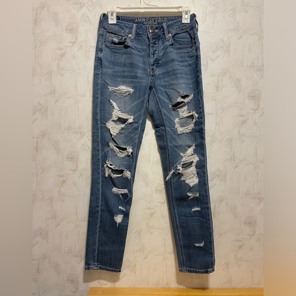 American Eagle Women’s distressed Tomgirl jeans - Size 0